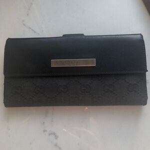 Elegant Black GUCCI Wallet. Please see pictures.